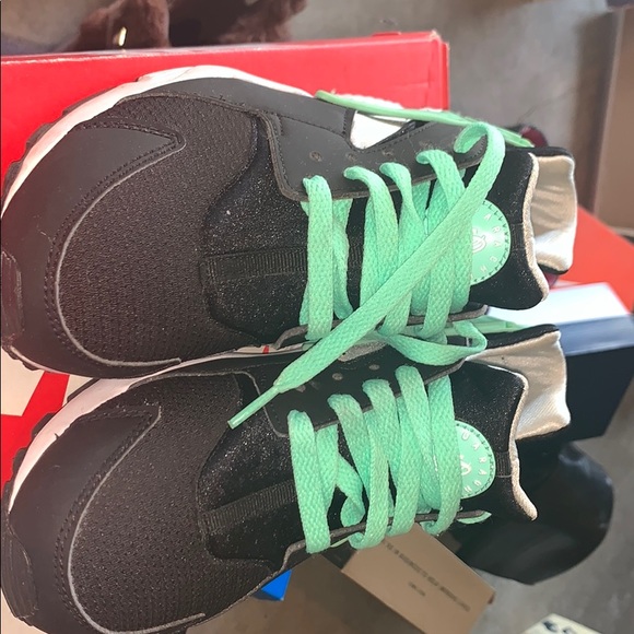 Other - Black and green Nike huarache run (gs)